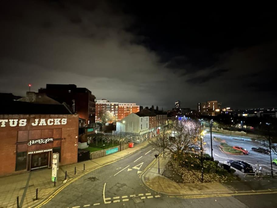 Modern 2-Bedroom Apartment In Sheffield City Centre With Balcony, 2 Bathrooms & 4K Smart Tv - Sleeps 6 Exterior photo