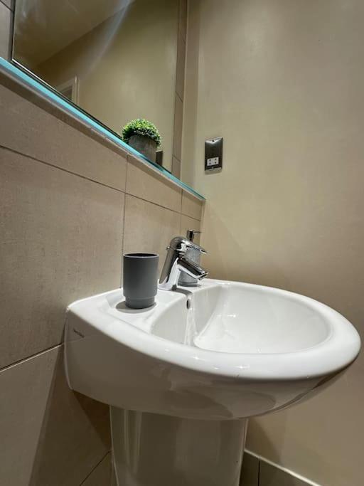 Modern 2-Bedroom Apartment In Sheffield City Centre With Balcony, 2 Bathrooms & 4K Smart Tv - Sleeps 6 Exterior photo